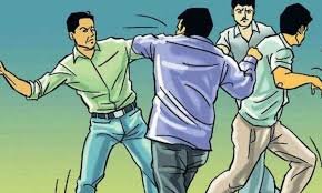युवती ने पहले रास्ता रोका, फिर बरसाए लात-घूंसें