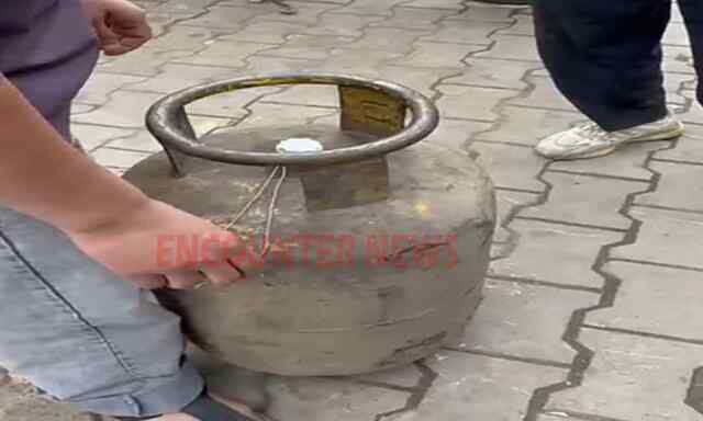 इलाके में LPG Gas की कालाबाजारी करता व्यक्ति काबू