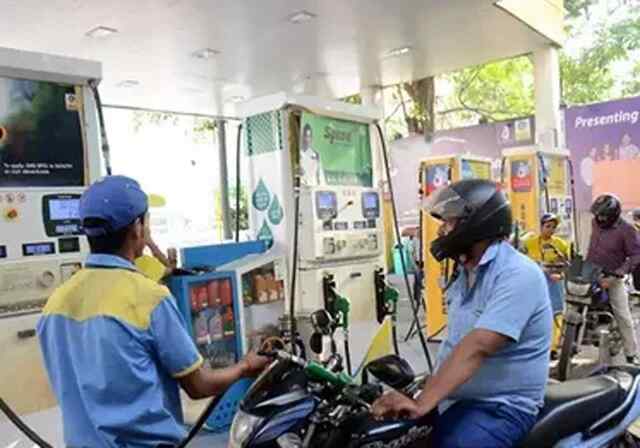 बजट के दिन Petrol Diesel हुआ सस्ता, जानें दाम