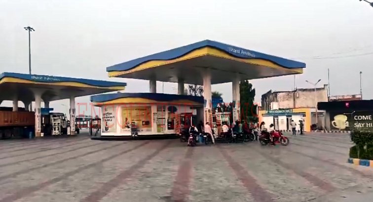 पेट्रोल पंप के कर्मियों से 5.5 लाख लूटने के मामले में SHO सहित 4 पुलिसकर्मी निलंबित, देखें वीडियो