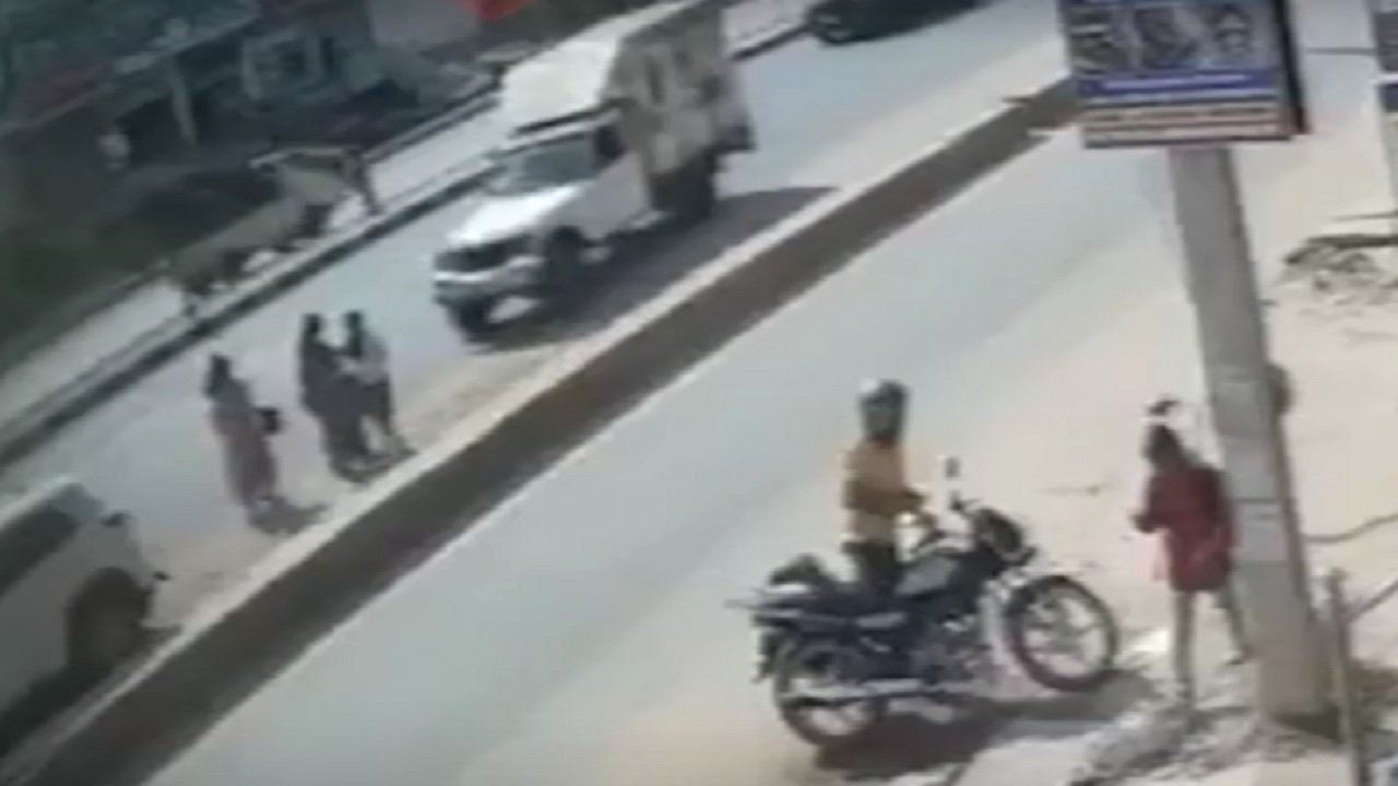 रोड किनारे खड़ी महिलाओं को Pickup ने रौंदा, एक की मौत