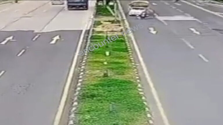 Pickup ने बाइक सवार दंपति सहित बच्चे को कुचला