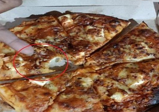 Pizza lovers हो जाएं सतर्कः पिज्जा में दिखे जिंदा कीड़े