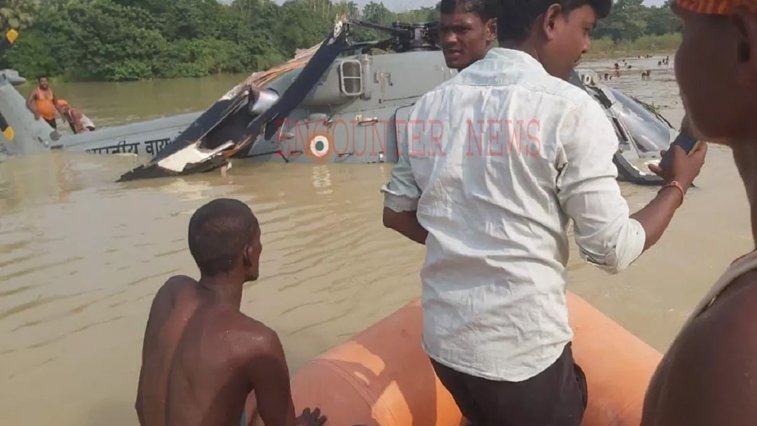 बाढ़ राहत सामग्री बांटने के दौरान Air Force का helicopter हुआ क्रैश, देखें वीडियो