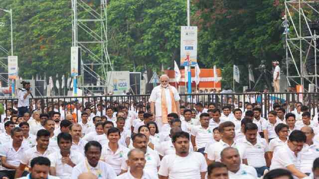 देश के सबसे बड़े योग कार्यक्रम में शामिल हुए प्रधानमंत्री समेत अक्षय कुमार, PM बोले – ‘पूरा देश एक साथ जुड़ा हुआ है’, देखें वीडियो