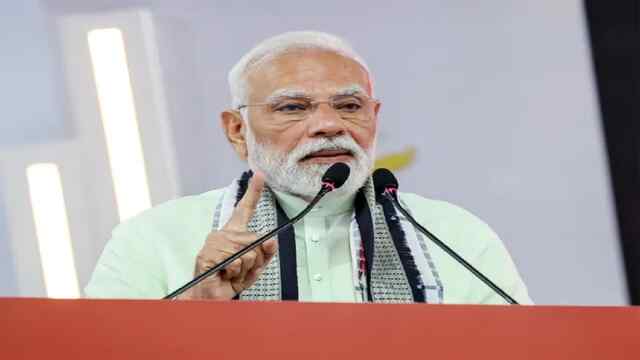 गुजरात में पहुंचे PM Modi, सोमनाथ स्वाभिमान पर्व को किया संबोधित, बोले – ‘मंदिर पर महादेव का हाथ है’