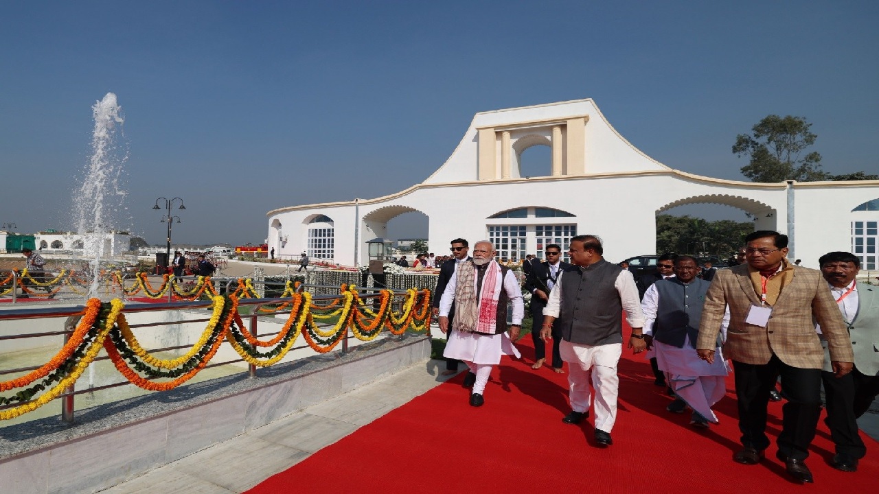 असम में PM Modi ने किया फर्टिलाइजर यूनिट का उद्घाटन, बोले – ‘किसानों को मिलेगी नई उम्मीद’