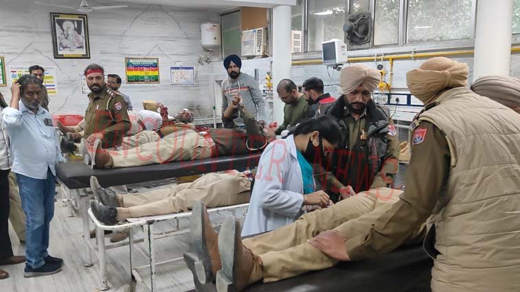 Punjab News: किसानों में हुई झड़प में पुलिस ने छोड़े आंसू गैस के गोले, कई घायल