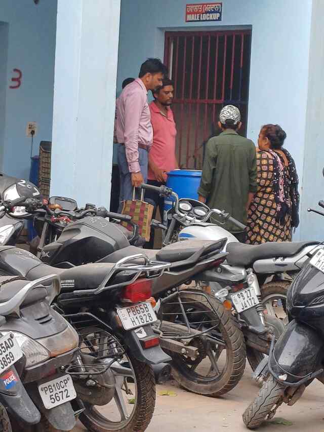 Punjab: इस थाने में नहीं है वर्दी पहनने का रिवार्ज, Photo वायरल