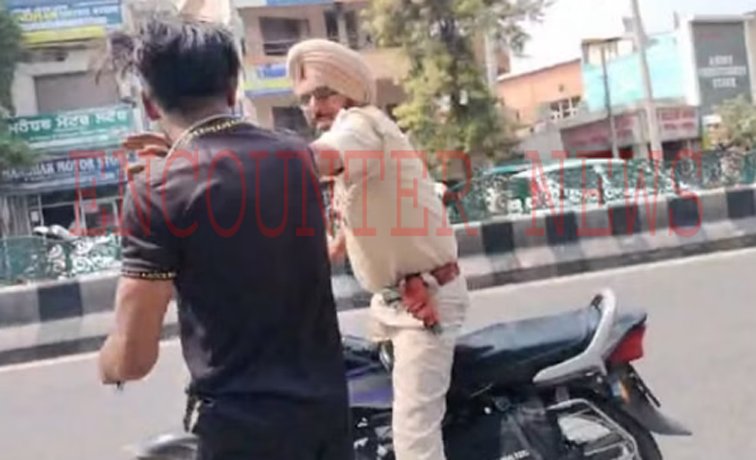 Punjab News: Police की गुंडागर्दी, सरेआम ट्रैफिक कर्मी ने कैंटर चालक को जड़ दिया थप्पड़