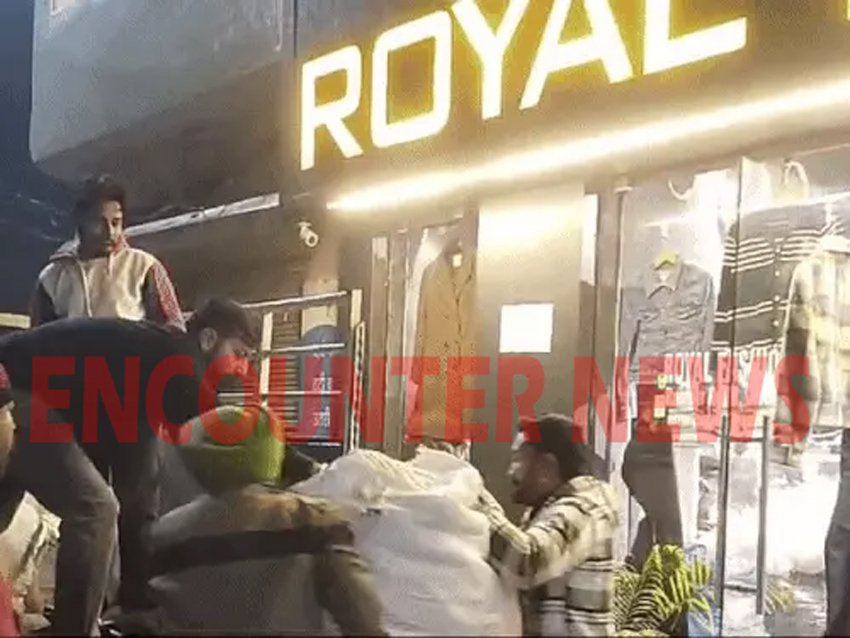 Punjab News: D-मार्का कपड़े बेचने को लेकर Royal Fashion Showroom पर पुलिस की रेड, देखें वीडियो