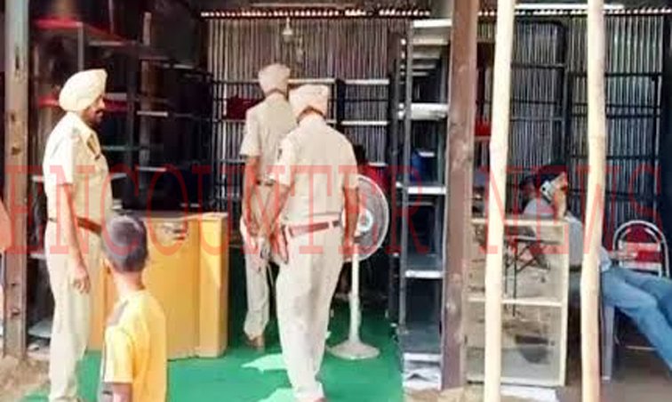 Jalandhar News: बल्टन पार्क में पटाखा मार्किट में पुलिस की Raid, दुकानदारों में मचा हड़कंप, देखें LIVE