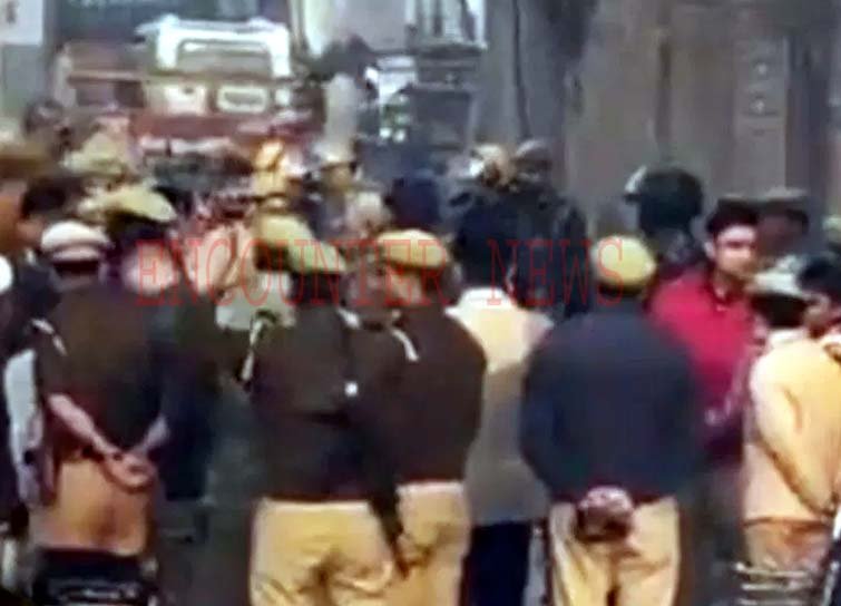 उपचुनाव में वोटिंग दौरान जमकर हंगामा, भीड़ ने किया पुलिस पर पथराव