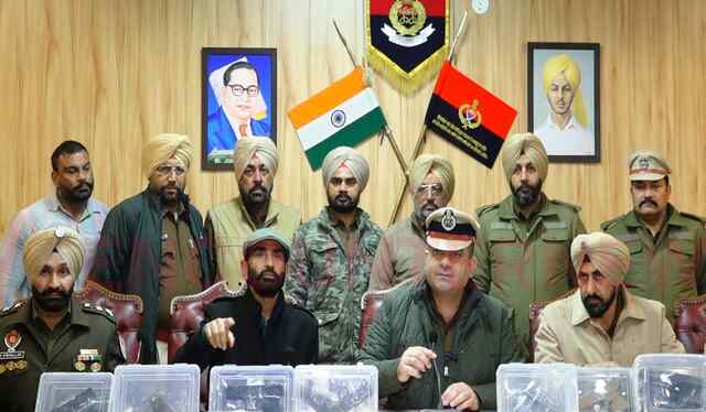 Punjab News: गैंगस्टर गोल्डी बराड़ के गुर्गों की गिरफ्तारी को लेकर CP Swapan Sharma ने किए खुलासे, देखें वीडियो