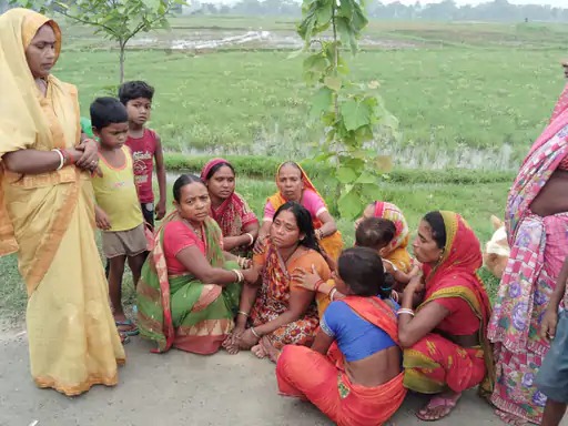 तेज रफ्तार कार ने मोची और छात्र को रौंदा, परिजनों ने किया रोड जाम