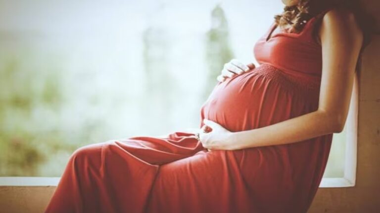 तीसरी बार प्रेमी से प्रेग्नेंट हुई पत्नी, पति को भनक तक नहीं लगने दी…