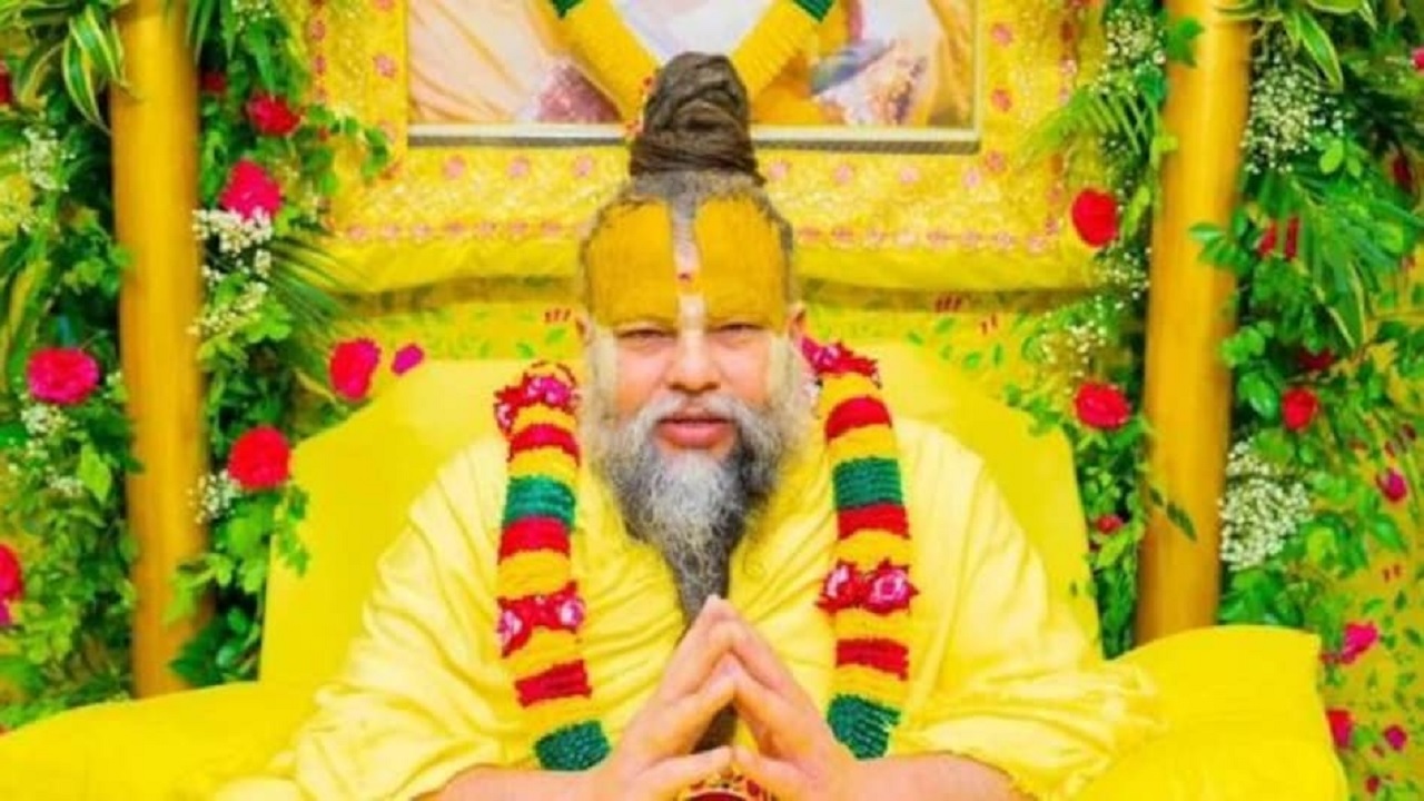 आखिर Premanand Maharaj क्यों लगाते हैं माथे पर चंदन का तिलक? खुद दिया महाराज ने जवाब