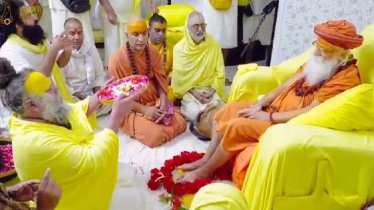 संत Premanand Maharaj से मिलने पहुंचे गुरु शरणानंद, गद्दी पर बिठाकर धोए पैर, देखें वीडियो