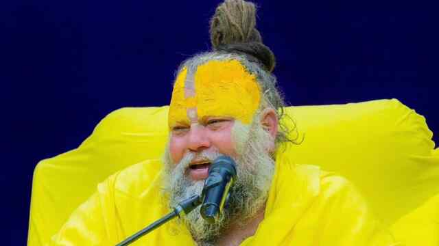 क्या टीचर के पैर छूना छात्रों के लिए सही है? Premanand Maharaj से जानें जवाब