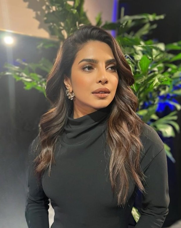 Actress Priyanka Chopra को मिला स्पेशल तोहफा, शेयर की फोटो