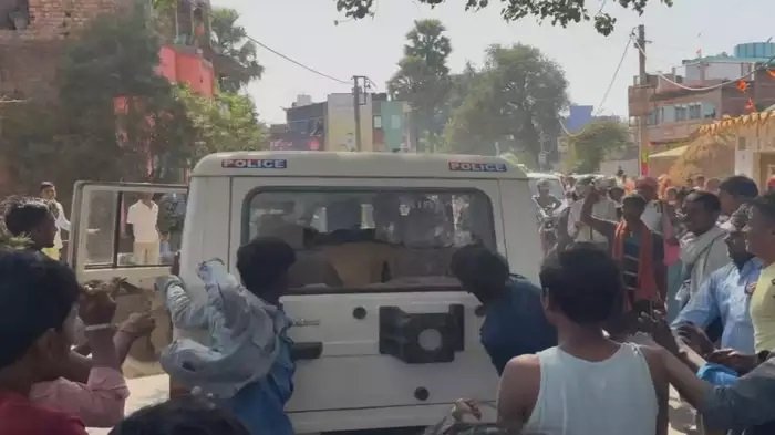 छात्रा ने मांगी छुट्टी तो प्रिंसिपल ने कर दी ये शर्मनाक हरकत, जानें मामला