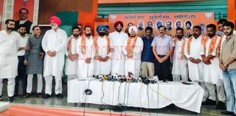 Punjab news: ‘AAP’ को झटकाः हलका इंचार्ज व मार्केट कमेटी के चेयरमैन साथियों सहित BJP में शामिल