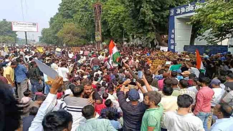 छात्रों और पुलिसकर्मियों में झड़प, बैरिकेडिंग तोड़ छात्र आयोग गेट तक पहुंचे