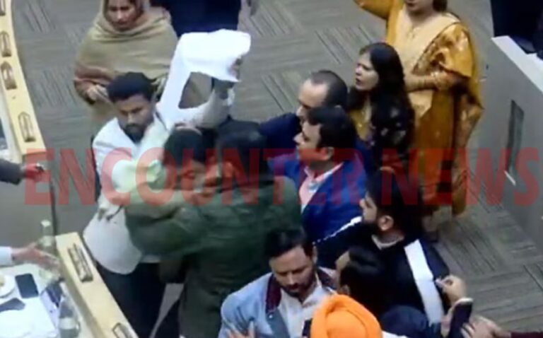 नगर निगम की बैठक में भिड़े Congress-BJP, हुआ भारी हंगामा, देखें वीडियो