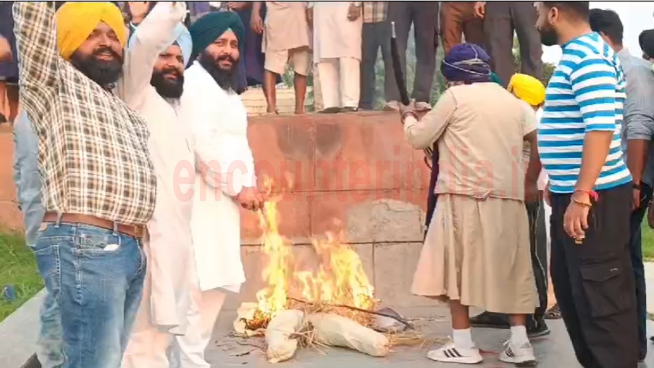Punjab News: सिख और निहंग संगठनों ने वल्टोहा का पुतला फूंक किया प्रदर्शन, देखें वीडियो Punjab News: सिख और निहंग संगठनों ने वल्टोहा का पुतला फूंक किया प्रदर्शन, देखें वीडियो