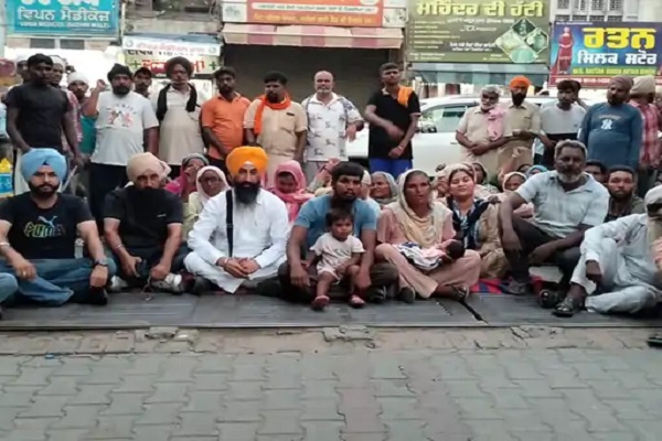 Civil में डिलीवरी के बाद महिला की मौत, प्रदर्शन कर डॉक्टरों पर लगाए आरोप