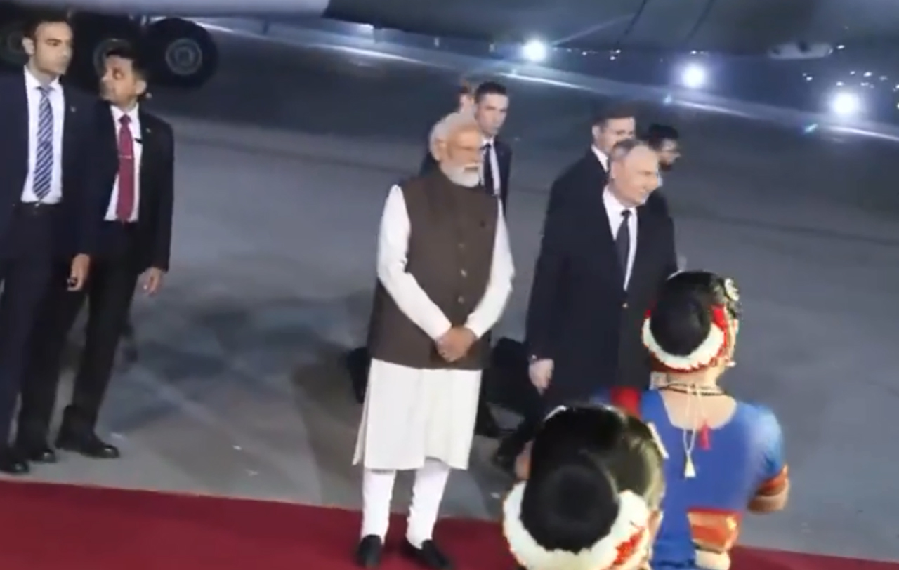 चार साल बाद भारत पहुंचे राष्ट्रपति पुतिन, PM मोदी ने एयरपोर्ट पर किया स्वागत, देखें वीडियो
