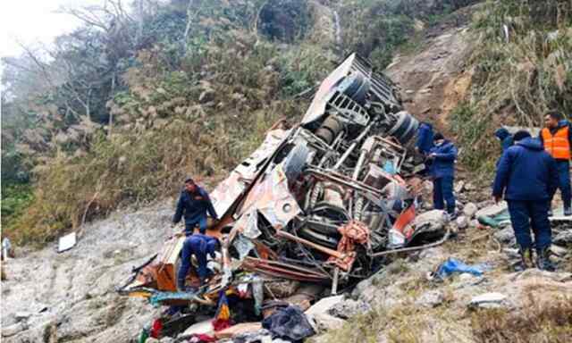 खाई में गिरी यात्रियों से भरी बस, 8 की मौत, 16 घायल