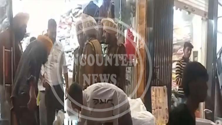Punjab News: कपड़े के Showroom पर Police की Raid, नकली ब्रांड का सामान बरामद
