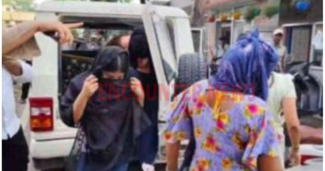 देह व्यापार मामले में Hotel Srinivas में पुलिस की Raid, 13 युवक युवतियां काबू, देखें वीडियो