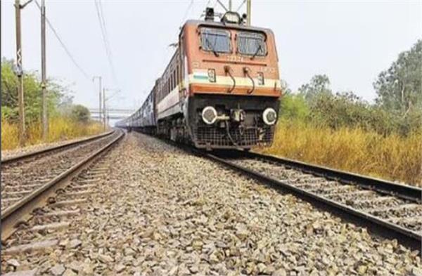 Punjab: ट्रेन की टक्कर से युवक की मौत, महिला घायल