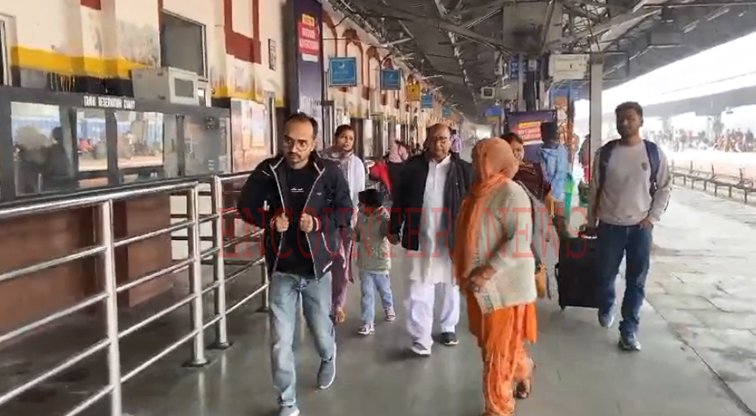 Jalandhar News: स्टेशन पर 3 से 4 घंटे ट्रेने लेट, यात्री हुए परेशान, देखें वीडियो
