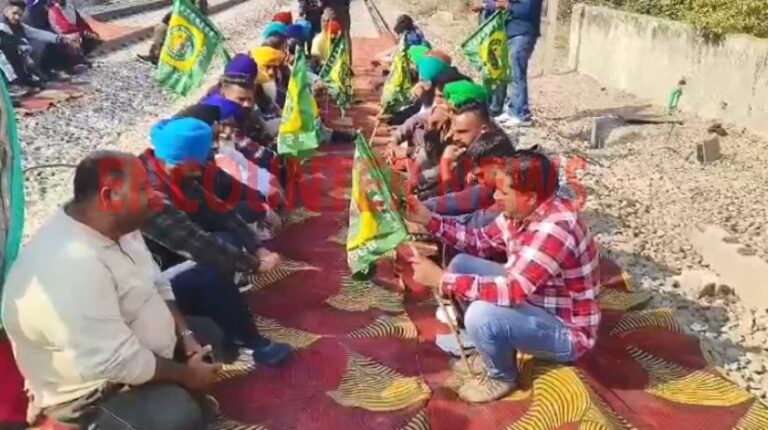 Jalandhar News: किसानों ने किया रेलवे ट्रैक जाम, लोग हुए परेशान, देखें वीडियो
