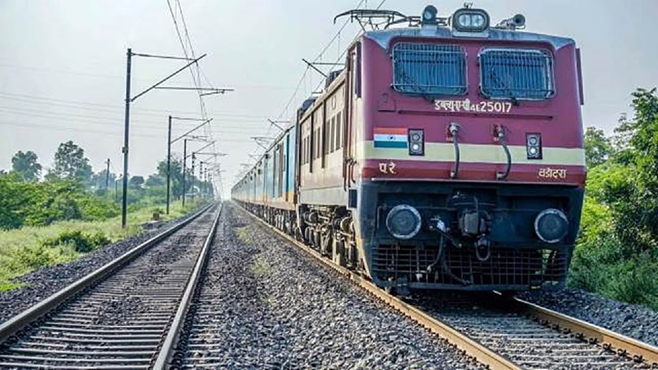 अब Bag में जरुरत से ज्यादा सामान होने पर पड़ेगा Fine, भारतीय रेलवे ने निकाला नया Rule