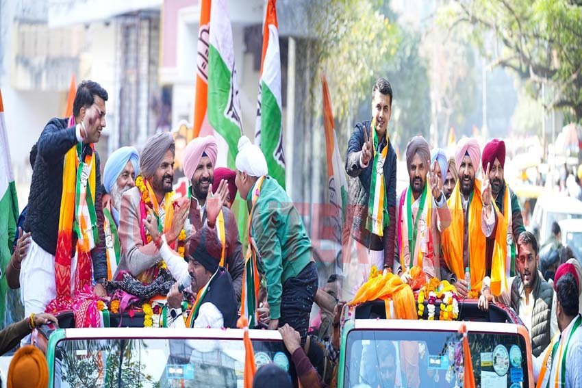 चुनावी रैली में पहुंचे Sidhu Moose Wala के पिता बलकौर सिंह, निकाला Road Show