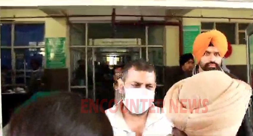 Punjab News: फिरौती मामले में Ravneet Bittu के करीबी को किया कोर्ट में पेश, देखें वीडियो Punjab News: फिरौती मामले में Ravneet Bittu के करीबी को किया कोर्ट में पेश, देखें वीडियो