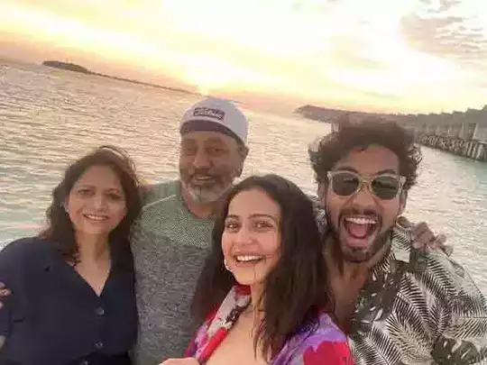 Actress Rakul Preet Singh के भाई को पुलिस ने ड्रग्स मामले किया गिरफ्तार, देखें वीडियो