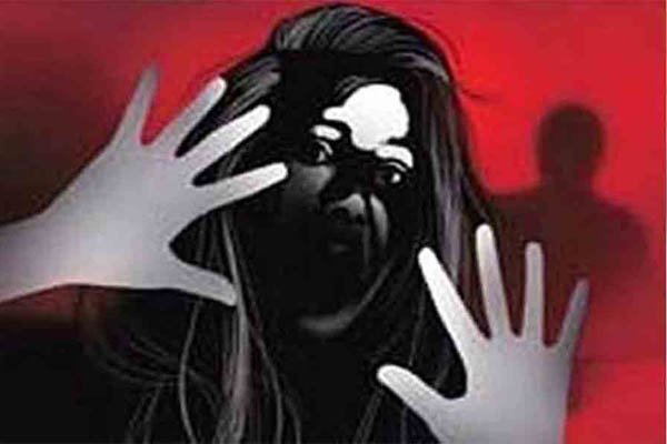 मोबाइल दिलाने के बहाने नाबालिग से चलती कार में गैंगरेप