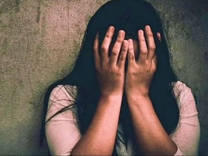 प्रेमी ने नाबालिग से किया Rape, दोस्तों से वीडियो बनवाकर किया Blackmail, 3 पर FIR