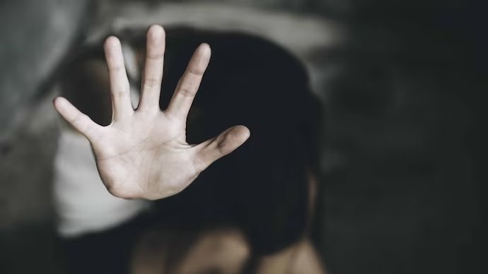 पहले Snapchat पर की दोस्ती, फिर युवती को बनाया हवस का शिकार