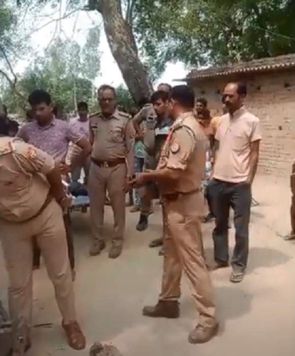 Torch Charging को लेकर हुआ विवाद, भाई ने भाई की पीट-पीटकर हत्या की