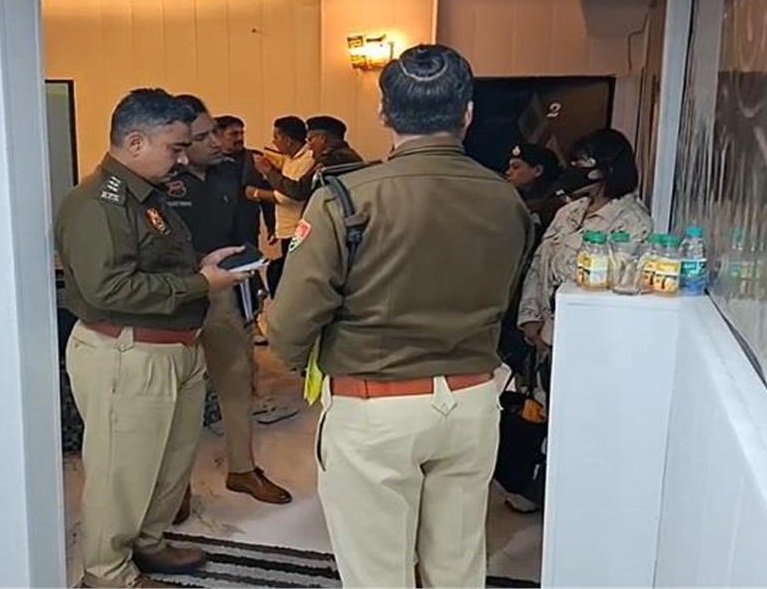 Reborn Spa Centre पर पुलिस की Raid, 2 विदेशी महिलाओं समेत चार को किया Rescue