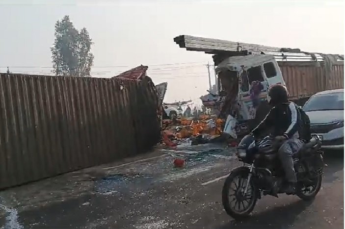 National Highway पर दो ट्रकों में भीषण टक्कर से 2 की मौत