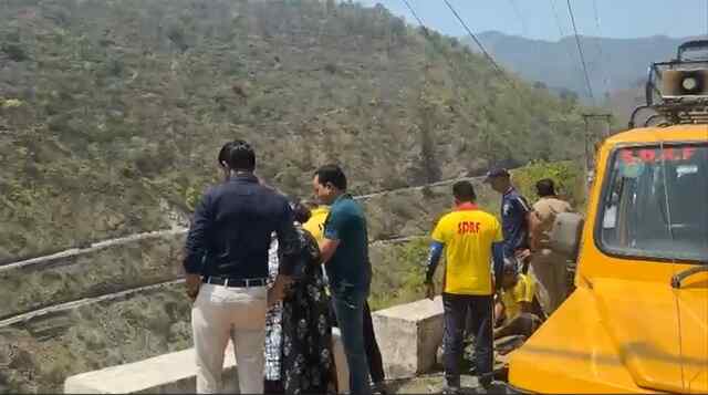 दर्दनाक हादसा: अनयंत्रित होकर नदी में गिरी इनोवा कार, 2 लोगों का शव बरामद