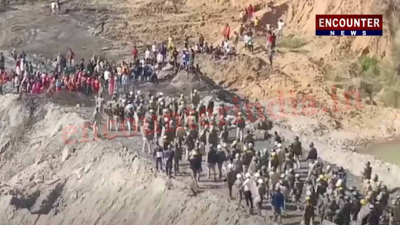 पुलिस से भिड़े ग्रामीण, जमकर चले ईंट-पत्थर और आसू गैस के गोले, थाना प्रभारी सहित 25 कर्मी घायल, देखें वीडियो