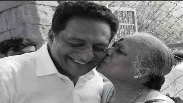 फिल्म जगत में पसरा मातम… इस दिग्गज कलाकार के मां का हुआ निधन